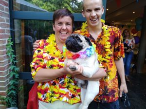 Allereerste pug party groot succes: “Een feest met zo’n 130 mopsjes? Dat konden we niet missen”