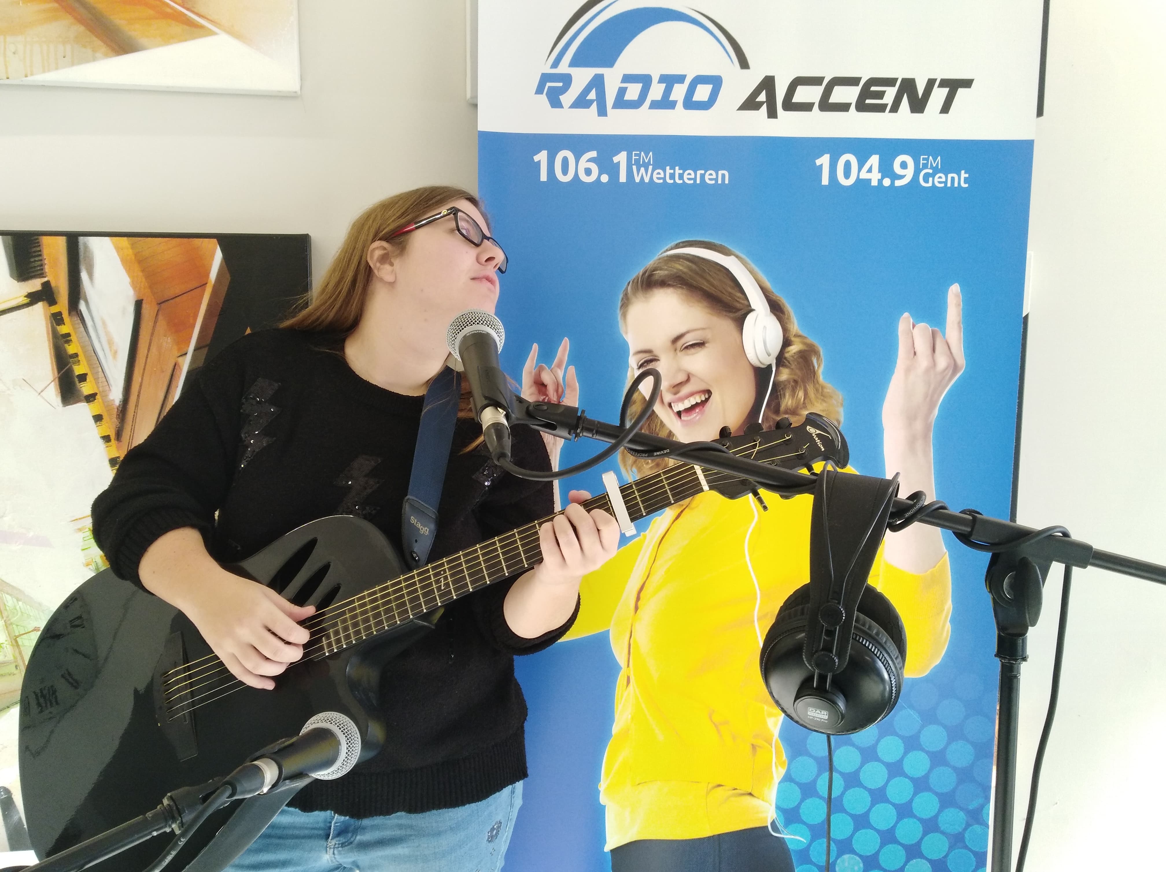 Van ‘Wereldburger’ tot ‘Jouw Vriendin Is Een Hippie’, Ellen Vander Heyden betovert ons allen met comedy-cabaretachtige muziek