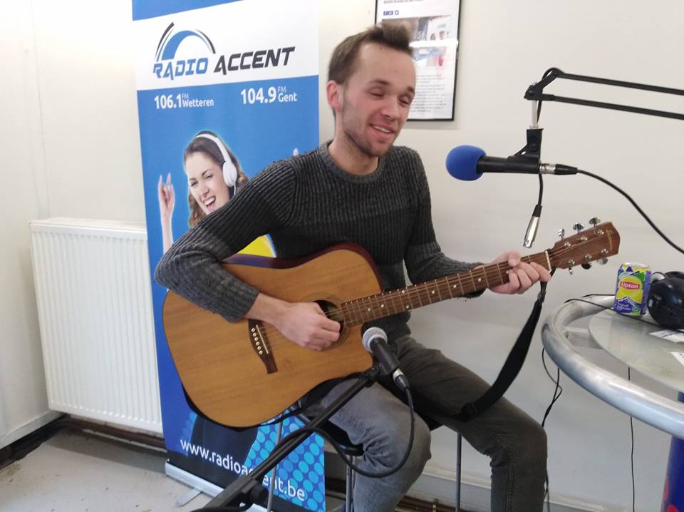 Jakobistan schrijft songs over verhalen die hij hoort in zijn omgeving: “De truc is om geen namen te gebruiken”