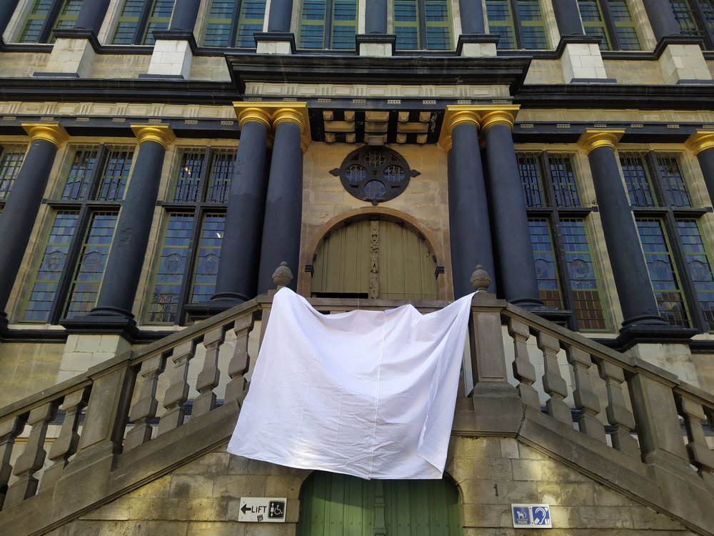 Nu ook wit laken aan stadhuis Gent