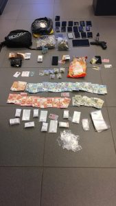 1 kilo speed en zakjes cannabis gevonden op achterbank