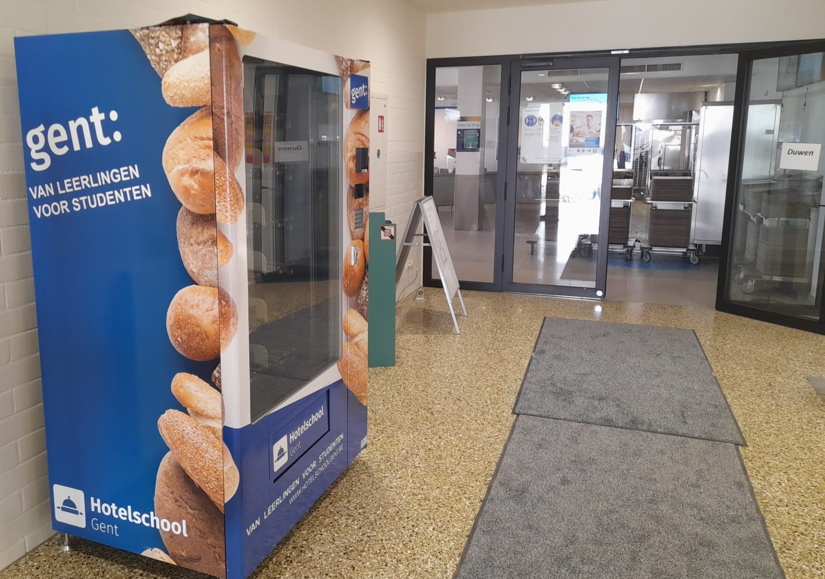 Studenten plaatsen broodautomaat