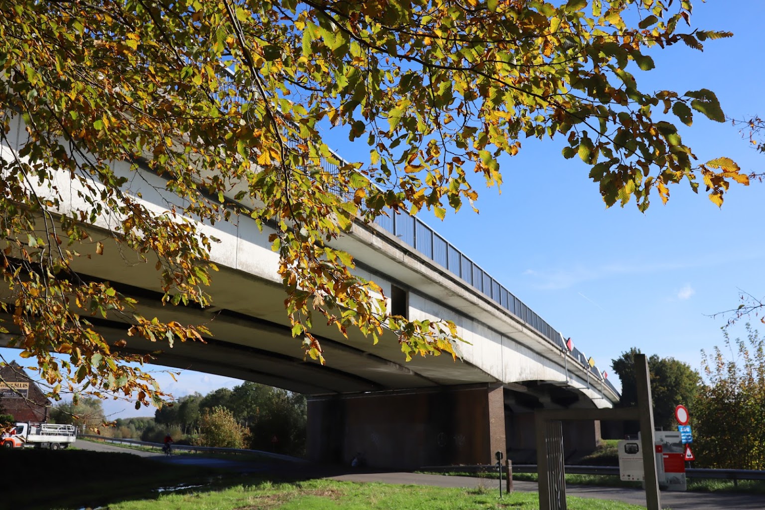 Werken aan Grenadiersbrug in Semmerzake